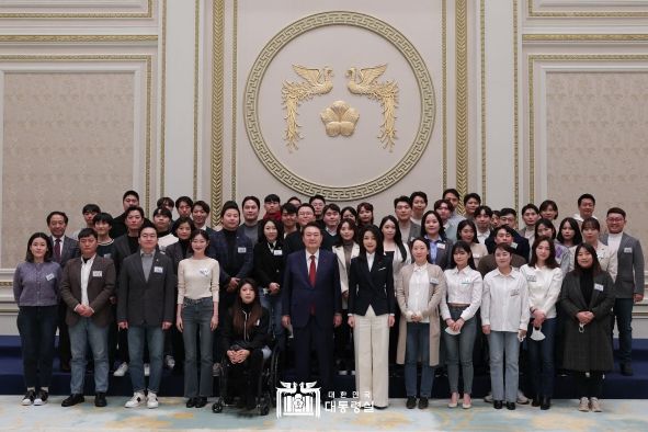 ▲ 윤석열 대통령 부부, 청년과의 간담회