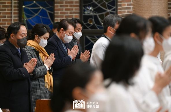 ▲ 12월 24일 윤석열 대통령 부부는 성탄 미사에 참석했다.