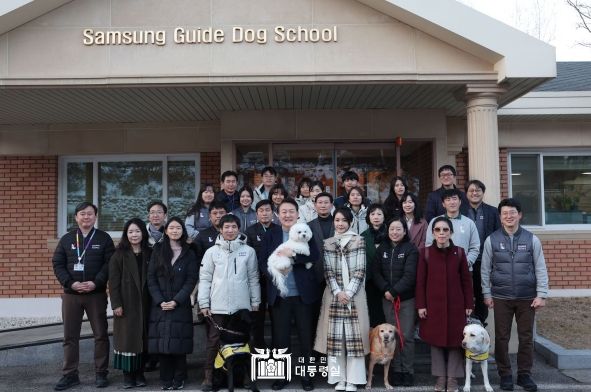 ▲ 12월 24일 윤석열 대통령 부부는 은퇴 안내견 분양행사에 참석했다.