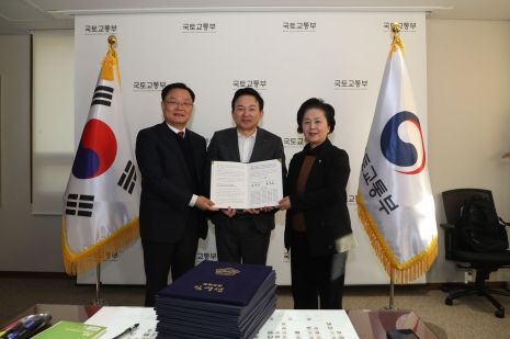 ▲ 홍남표 창원특례시장과 김영선 국회의원, 국회의원 51명 서명 건의문 국토부 장관 전달