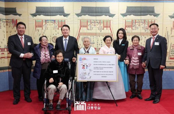 ▲ 1월 12일 윤석열 대통령은 '칠곡할매글꼴'의 주인공인 칠곡 할머니들을 용산 대통령실로 초청했다.