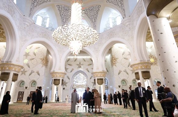 ▲ 윤석열 대통령 부부, UAE 현충원·그랜드 모스크 방문