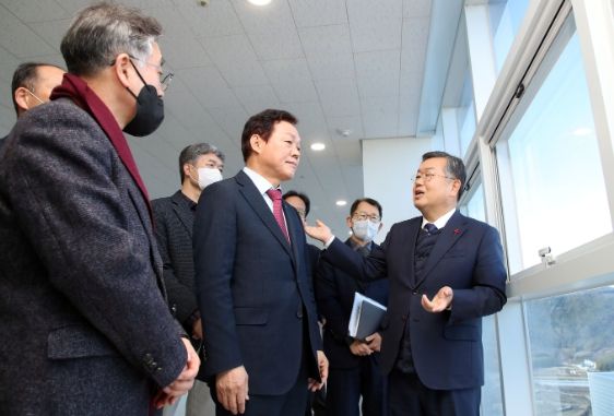 ▲ 박완수 경남도지사가 17일 밀양나노융합 국가산단 내 경남테크노파크를 방문해 박일호 밀양시장의 산단조성에 대한 설명을 듣고 있다.