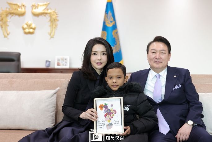 ▲ 윤석열 대통령 부부는 캄보디아 소년 로타를 대통령실로 초대했다.