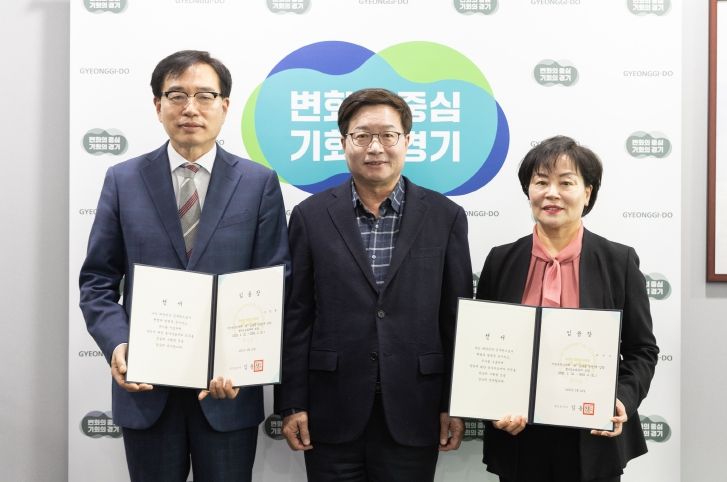 ▲ 22일 오전 염태영 경제부지사가 소영환 협치1보좌관(왼쪽에서 두 번째), 박순자 협치2보좌관(왼쪽에서 세 번째)에게 임용장 수여를 한 뒤 김달수 정무수석과 기념촬영을 하고 있다.
