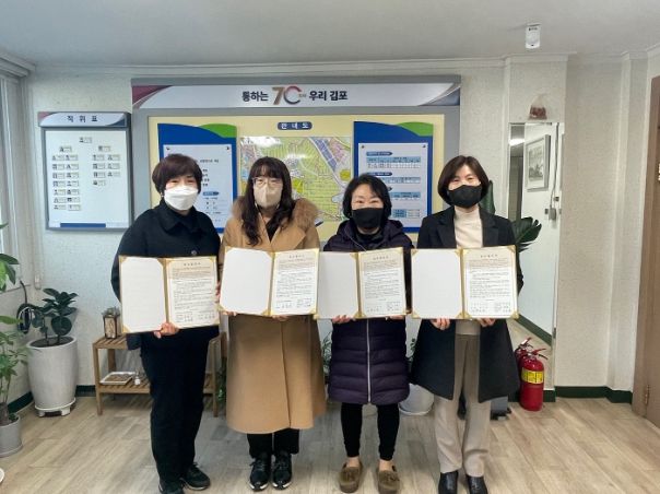 ▲ 사우동지역사회보장협의체가 지난 27일 오땡큐 미용실, ㈜에르모소 뷰티직업전문학교와 ‘인생한컷! 장수사진’ 사업을 함께 하기로 하고 협약을 체결했다. <사진=SNS>