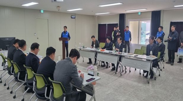 ▲ 산업건설위원회가 도시공사의 서구 평촌산업단지 조성사업 보고를 받고 스마트 안전 시연을 체험하고 있다.