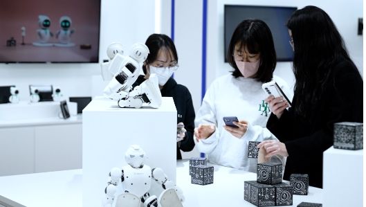 ▲ 학생들이 전시·체험존에서 머지큐브(Merge Cube) AR 증강현실을 체험하고 있다.