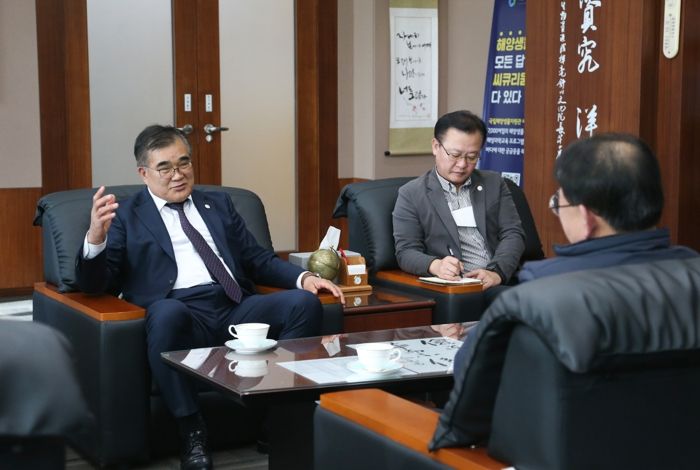 ▲ 김기웅 서천군수, 군 미래산업 육성코자 국립해양생물자원관 방문 나서!